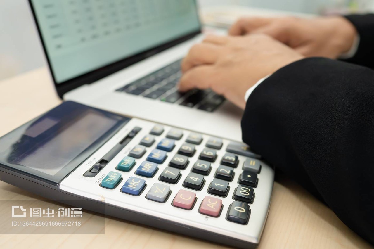 亞洲會計師工作和分析財務報告項目會計圖表和計算器在現(xiàn)代辦公室,財務和商業(yè)概念。