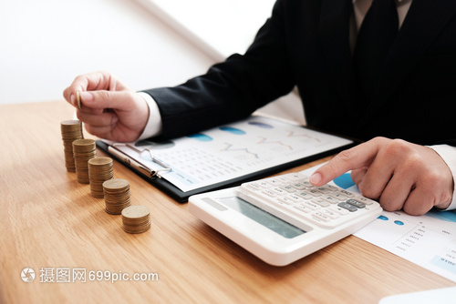 審計師或內部稅收服務人員商業婦女檢查公司年度財務報表審計概念